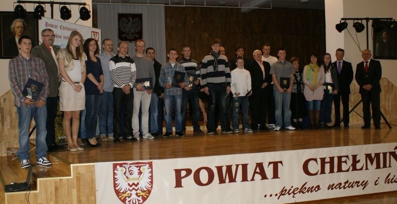 Nagrodzeni sportowcy i trenerzy z klubów całego powiatu z organizatorami plebiscytu